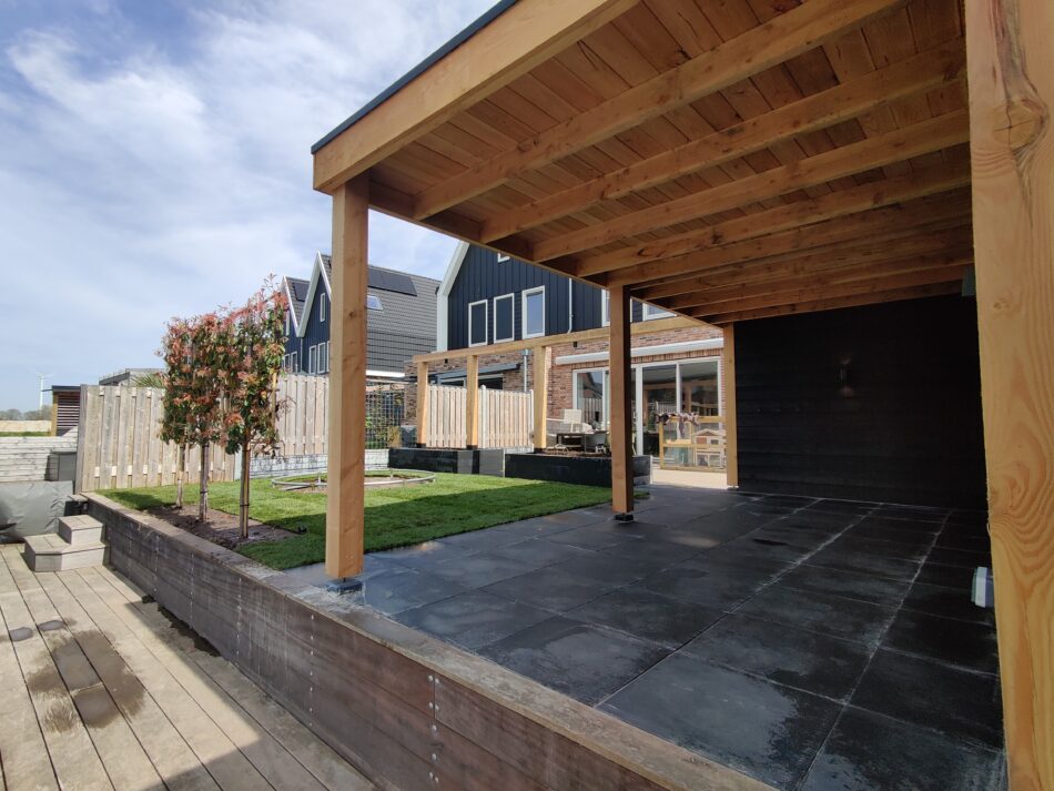 Tuinaanleg met overkapping.