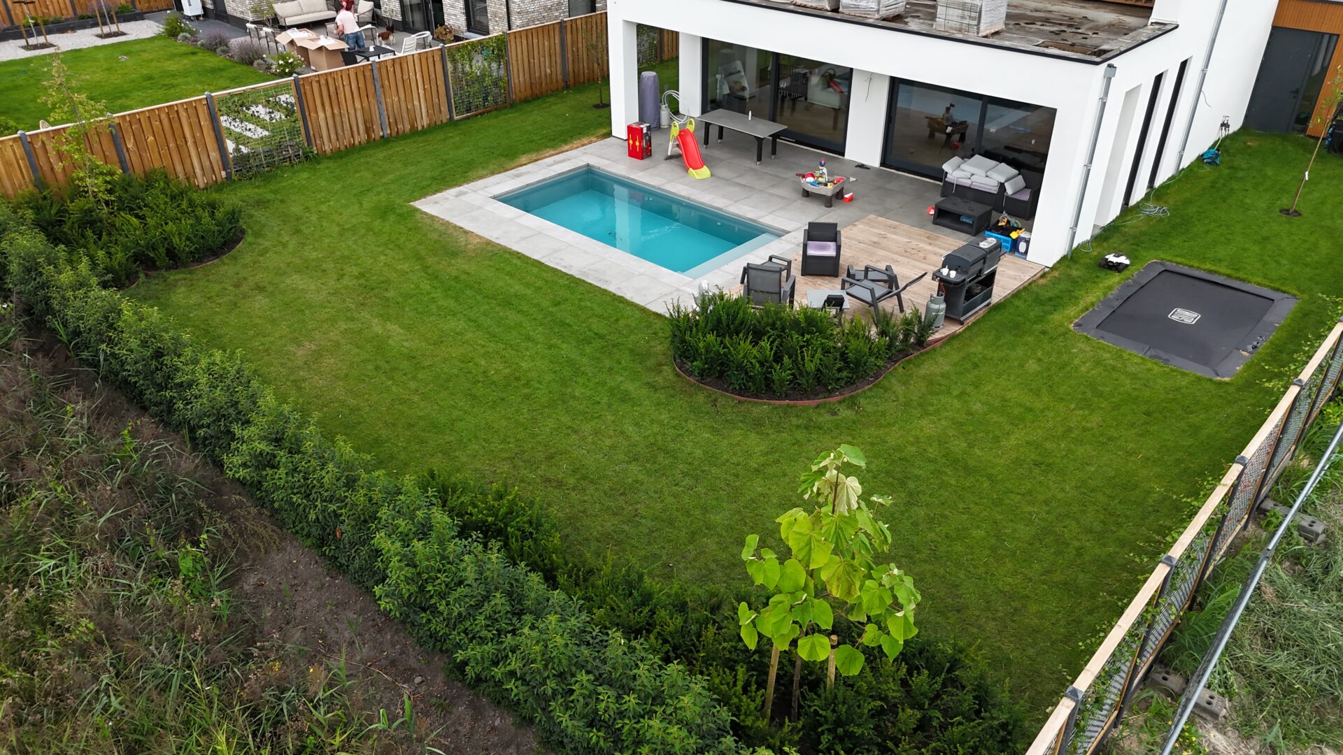 Tuinaanleg achtertuin met zwembad Almere Vogelhorst.